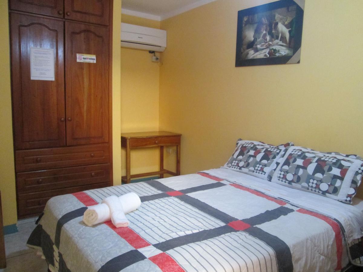 Hostal Leon Dormido Puerto Baquerizo Moreno Exterior photo