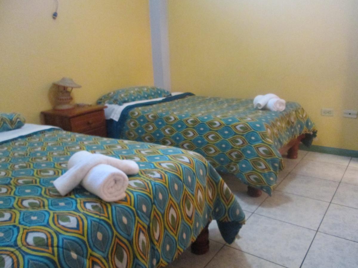 Hostal Leon Dormido Puerto Baquerizo Moreno Exterior photo