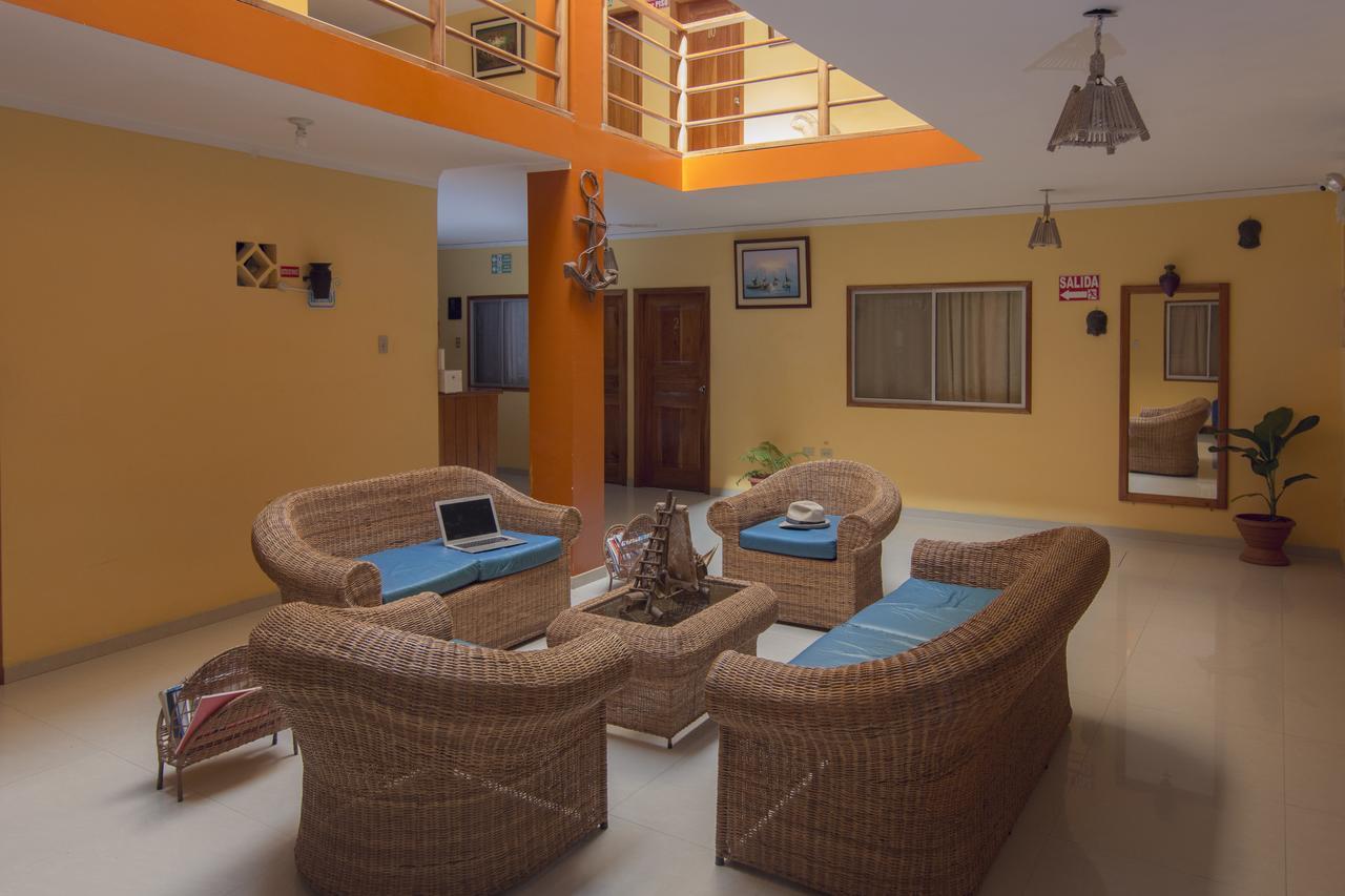 Hostal Leon Dormido Puerto Baquerizo Moreno Exterior photo
